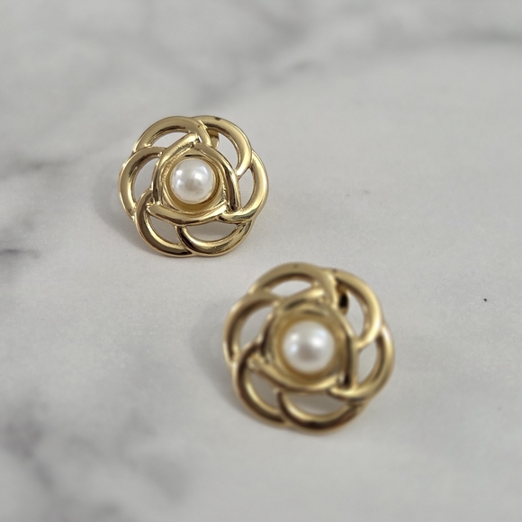 Stainless Steel Vintage Petals Flower Gold Stud Earrings - Picture 5 of 6